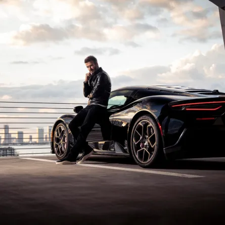 بيكهام بجانب سيارته الجديدة