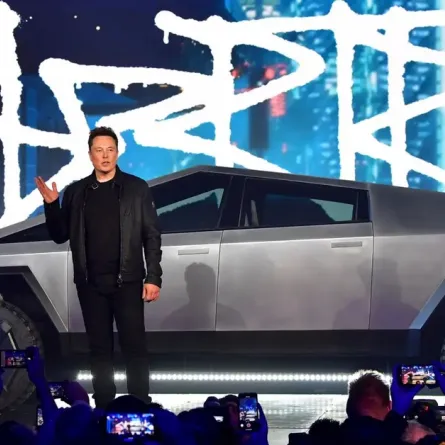 شاحنة تسلا تتحرك عجلاتها مثل السلطعون