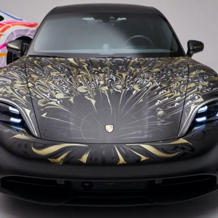 لوحة فنية مذهلة من بورشه تايكان 