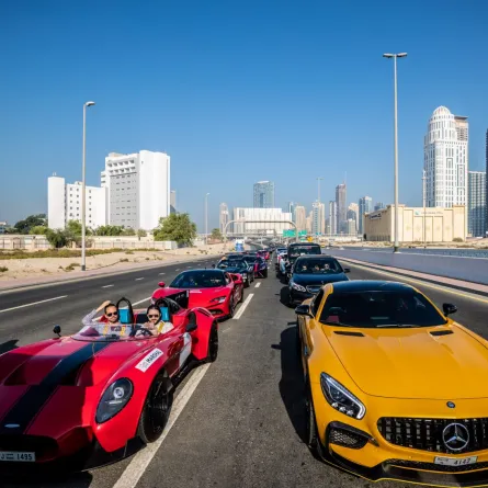 موكب السيارات الخارقة في دبي