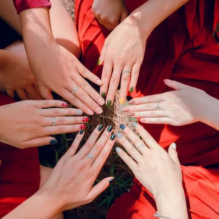 ظهرت العديد من صيحات الموضة في ألوان مناكير شتاء 2022