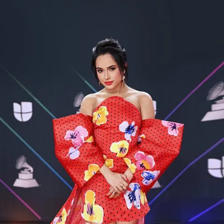 بيكي جاي ترتدي الأحمر المطبع 