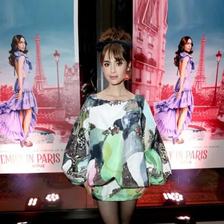 ليلي كولينز ترتدي الفستان المطبّع