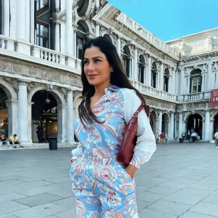 صبا مبارك بإطلالة كاجوال باللون الأزرق  