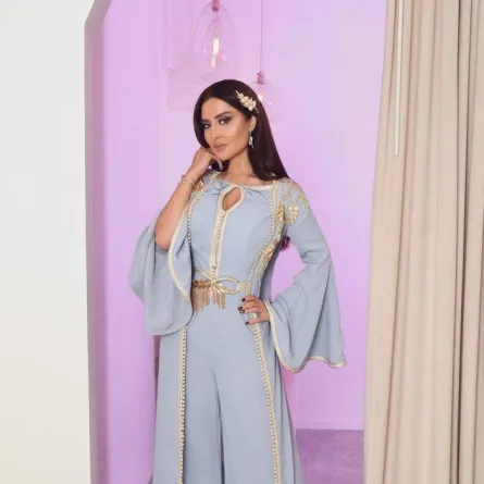 ميساء مغربي بقفطان ستان باللون الأزرق الباستيل مع تطريز باللون الذهبي