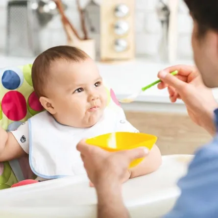 أم تطعم طفلها