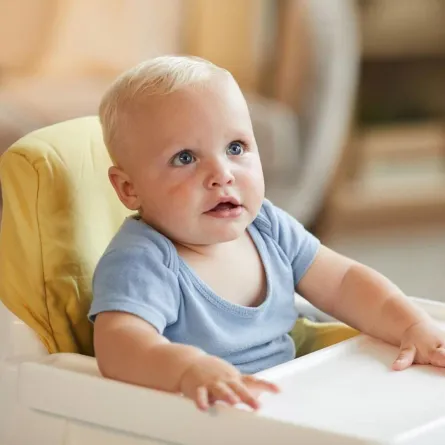 صورة رضيع لم يكمل السنة وينتظر التواصل من العالم المحيط به