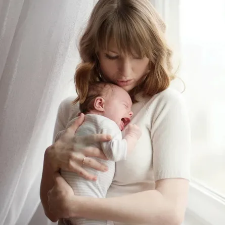 صورة لأم تحتضن طفلها