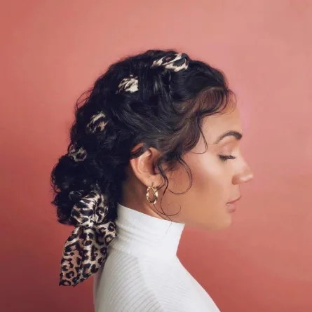 تسريحات شعر حفل نهاية العام ناعمة وراقية