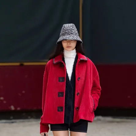 جاكيت شتوي أحمر من قماش المخمل بأزرار سوداء 