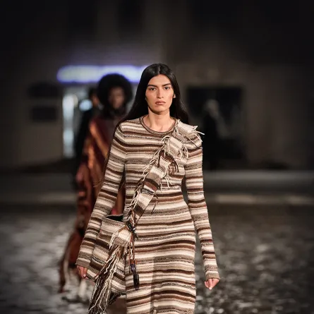 الأزياء المقلّمة من عروض خريف وشتاء 2021-2022 من كلوي Chloé