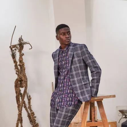 بدلة كارو باللون الرمادي مع حذاء رياضي من إيمانويل انغارو  Emanuel Ungaro