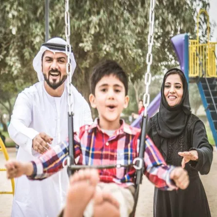 صورة لطل يلعب بصحبة أبيه وأمه 