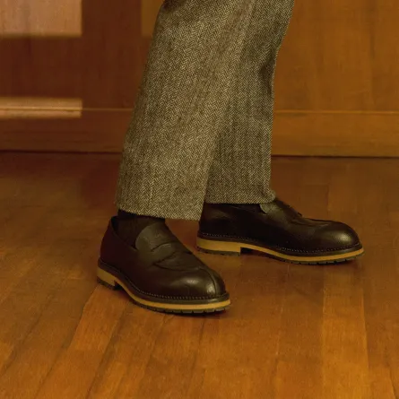 حذاء جلد بني مع نعل بيج بكعب قصير