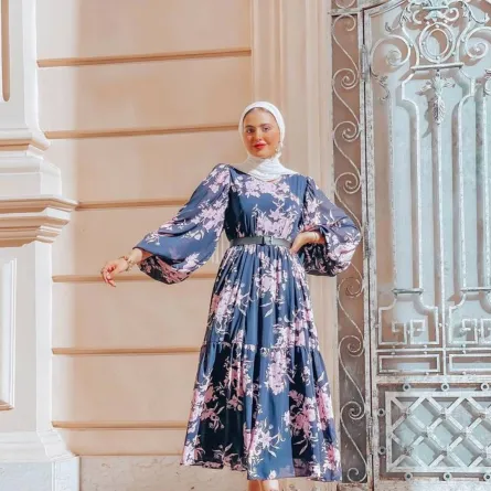 مريم حسن بفستان فضفاض مطبع بالورود 