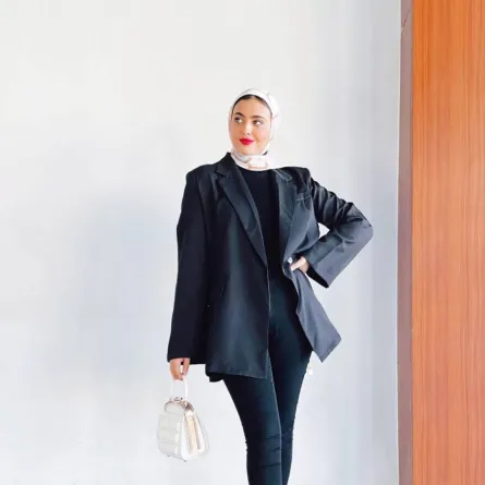 مريم حسن بجاكيت أسود طويل وبنطلون أسود 