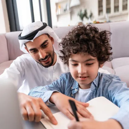 صورة لأب يعلّم ابنه