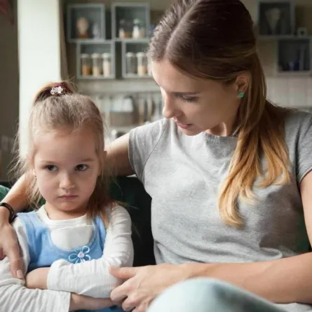 صورة لأم تتحدث مع طفلها