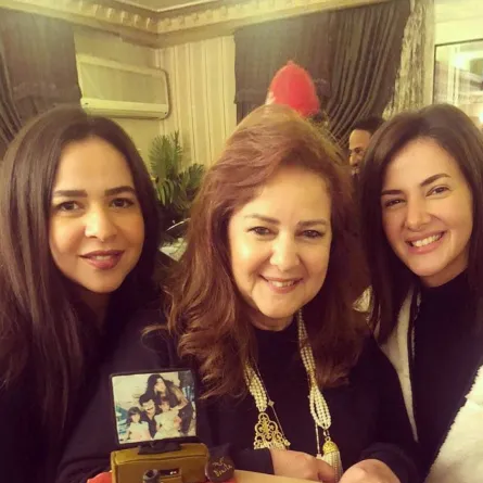إيمي ودنيا سمير غانم ووالدتهما الفنانة الراحلة دلال عبد العزيز - الصورة من حسابها على انستغرام