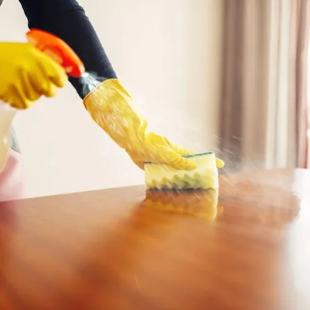 تلميع طاولة الطعام