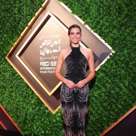 سارة سمبايو ترتدي فستاناً اسود 