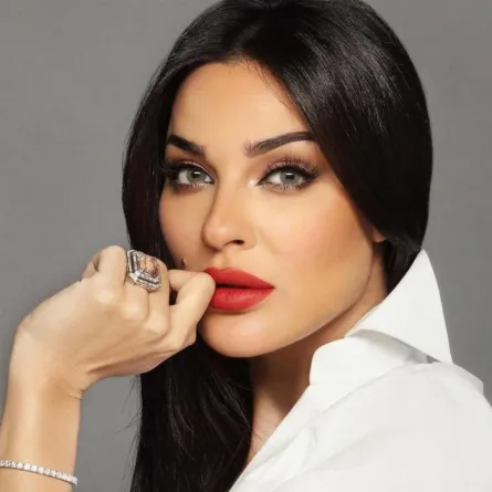 مكياج ناعم مع روج أحمر