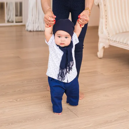 ما هو العمر الدقيق الذي يبدأ فيه الأطفال المشي؟