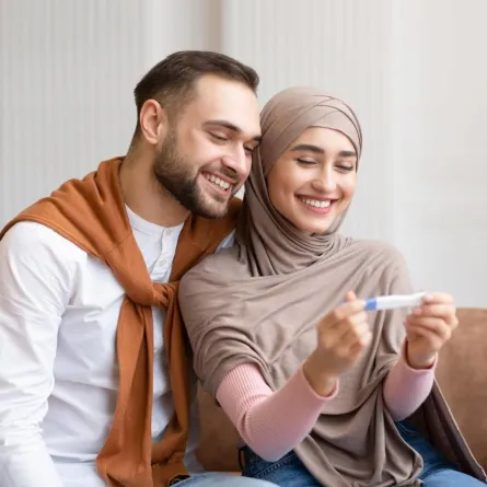 صورة لزوجين سعيدين بنتيجة الاختبار