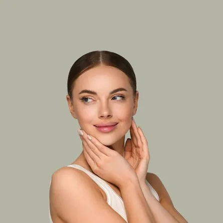 غسل الوجه بالماء البارد يساعد على تعزيز نضارة البشرة