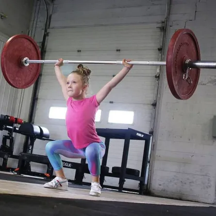 طفلة كندية أطلقوا عليها وحيدة القرن.. ترفع أثقالاً تصل إلى 90 كيلو