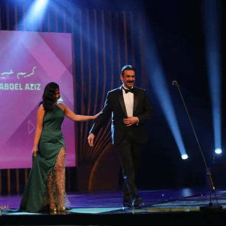 كريم عبد العزيز يتسلم جائزة فاتن حمامة من الفنانة منى زكي- الصورة من الحساب الرسمي للمهرجان على انستغرام