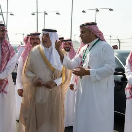 خالد الفيصل يقف على آخر التجهيزات لسباق فورملا 1 السعودية