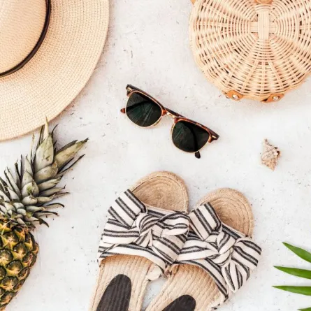 نظارة الشمس والقبعة والنعال لاستخدامهم على شاطئ البحر