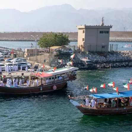 احتفال الفجيرة بعيد الاتحاد الـ50 في مسيرة بحرية ضخمة - الصورة من وام