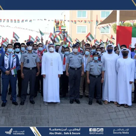 شرطة أبوظبي تحتفل مع الشركاء بعيد الاتحاد الـ50 - الصورة من حساب الشرطة على تويتر