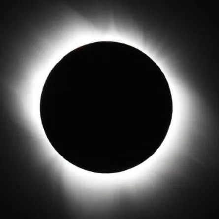 كسوف كلي للشمس - الصورة من حساب الجمعية الفلكية بجدة على تويتر