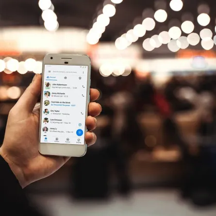 صورة لشخص يستخدم تطبيق تروكولر