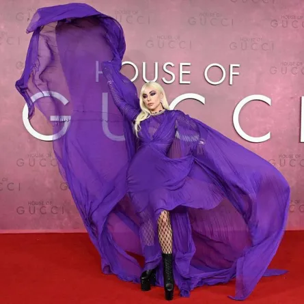 ليدي غاغا في لندن ترتدي البنفسجي