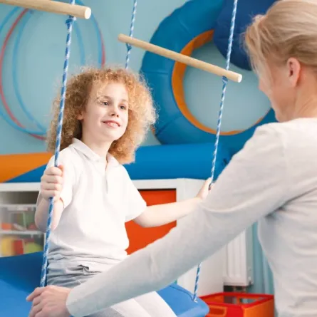 صورة لطفل يمارس اللعب خارج البيت