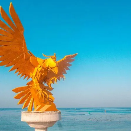 مجسم الصقر الذهبي يستقطب زوار فورمولا1 - الصورة من واس