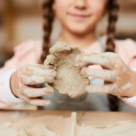 فوائد طين الصلصال للأطفال وطرق تحضيره في المنزل