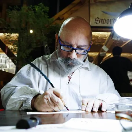 صانع السيوف اليدوية الإسباني أنتونيو أريانو 