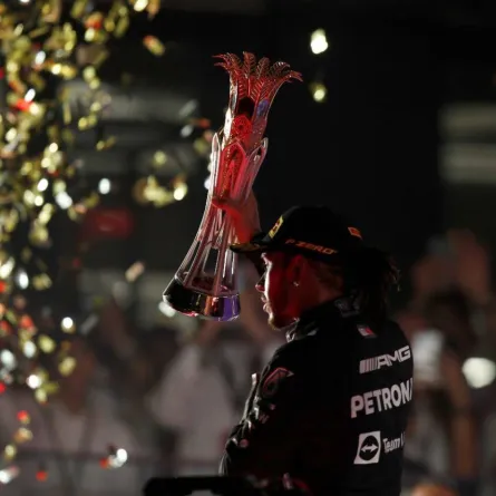 تتويج الفائز بسباق الفورمولا1 - الصورة من حساب وزارة الرياضة على تويتر