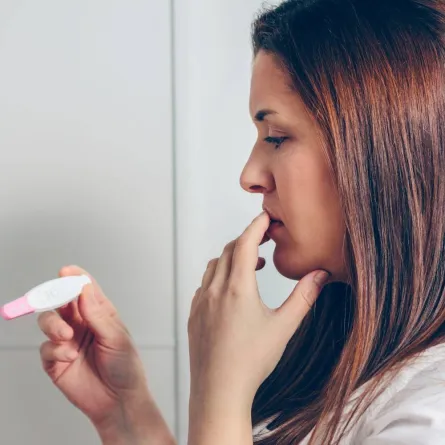 صورة لأمرأة تنتظر نتيجة الاختبار 