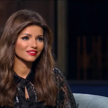 الإعلامية إيمان الحصري في أول ظهور لها مع الفنانة والإعلامية إسعاد يونس - الصورة من حساب شاشة دي إم سي على يوتيوب