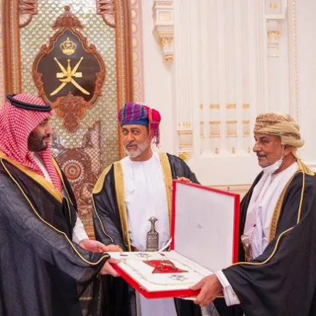 سلطان عُمان يمنح ولي العهد السعودي وسام عُمان المدني من الدرجة الأولى. الصورة من "واس"