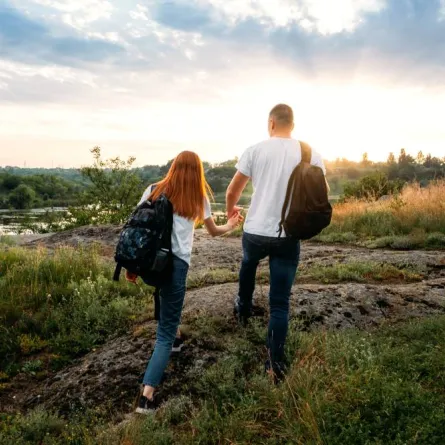 ممارسة رياضة السير لتوفير نفقات السفر