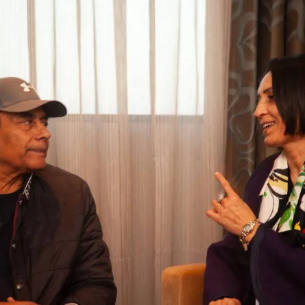 مديرة المهرجان نصاف بن حفصية في استقبال أحمد بدير عند وصوله أمس إلى تونس- الصورة من موقع المهرجان