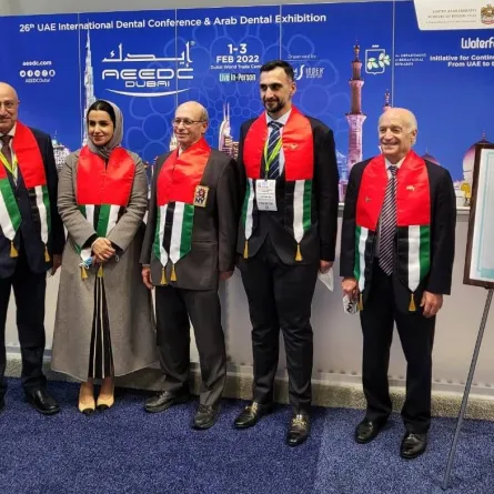 استلمت الجائزة "آمنة بن زعل المهيري". الصورة من "وام"