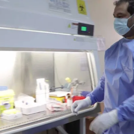 جامعة الإمارات تسجل براءة اختراع لكمامة كهربائية - الصورة من وام